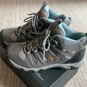 🚨SOLD🚨 Keen WATERPROOF Boots in Women’s 8.5